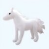 Un cheval blanc en 3D avec une crinière et une queue blanches.