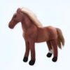 Cheval en peluche marron avec une crinière blonde, debout sur un fond blanc.
