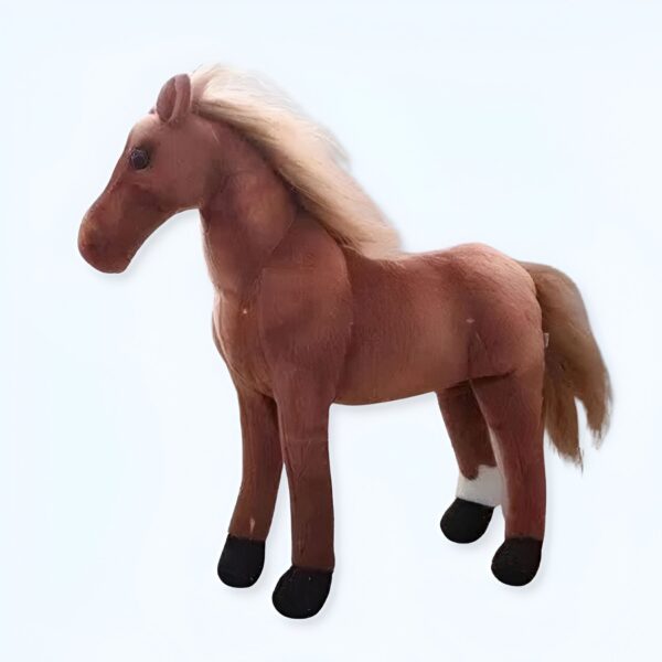 Cheval en peluche marron avec une crinière blonde, debout sur un fond blanc.