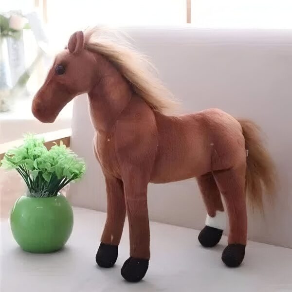Cheval en peluche marron avec une crinière blonde, debout sur un fond blanc.