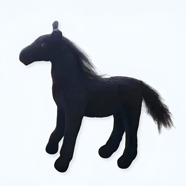 Un cheval noir en peluche sur un fond blanc.