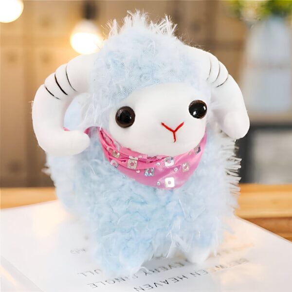 Une peluche mignonne en forme d'agneau bleu avec des cornes et un foulard rose.