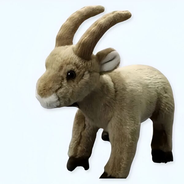 Une peluche de bouquetin marron avec de grandes cornes.