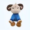 Une peluche de mouton en bleu avec un sourire heureux, assise sur ses pattes.