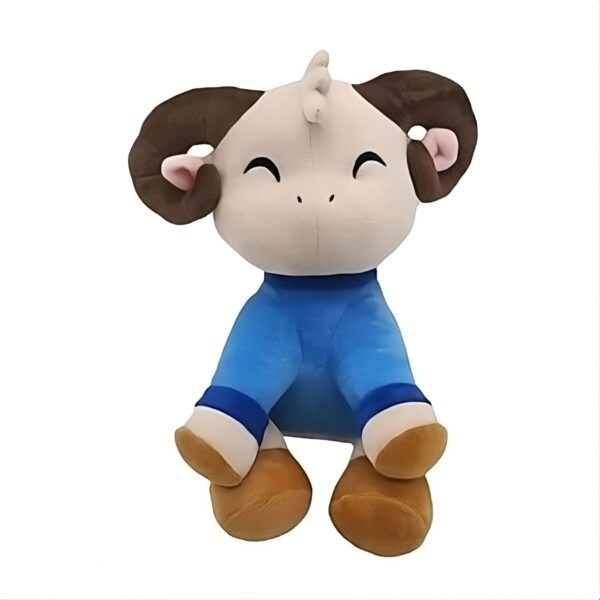 Peluche de chèvre assise portant un pyjama bleu.