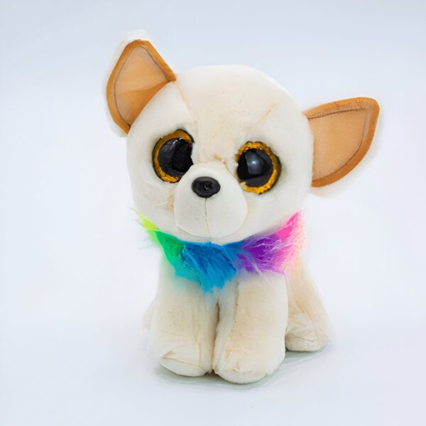 Peluche chien blanc avec de grands yeux dorés et un collier arc-en-ciel.