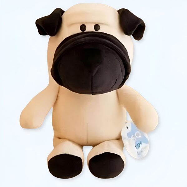 Une peluche en forme de carlin beige avec un museau noir et des pattes noires.