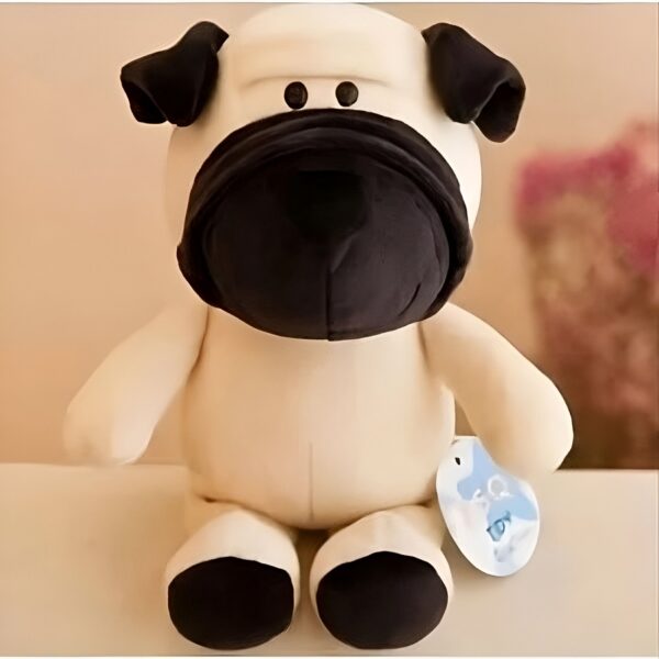 Peluche de carlin blanc assis avec un visage noir, des yeux noirs et des pieds noirs.