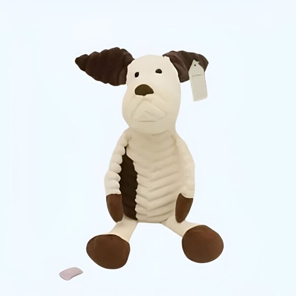 Peluche de chien blanc et marron assis avec une étiquette blanche.