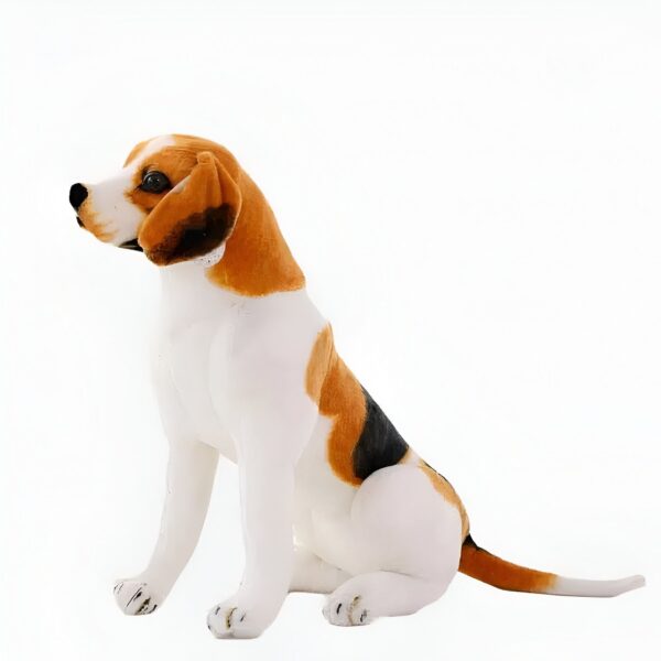 Une peluche de chien beagle assis sur un fond blanc.