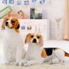 Deux gros chiens en peluche beige et marron se trouvent sur un tapis beige. L'un est assis et l'autre est allongé.