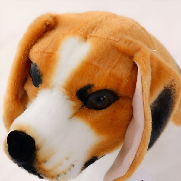 Gros plan sur la tête d'un chien en peluche brun et blanc.