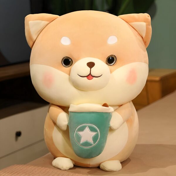 Une peluche en forme de chien avec un visage mignon tenant une tasse de café verte avec une étoile blanche.