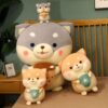 Trois adorables peluches en forme de chiens, dont une grande avec un gobelet de thé à bulles, une petite avec un gobelet de café et une autre tenant un gobelet de thé à bulles.