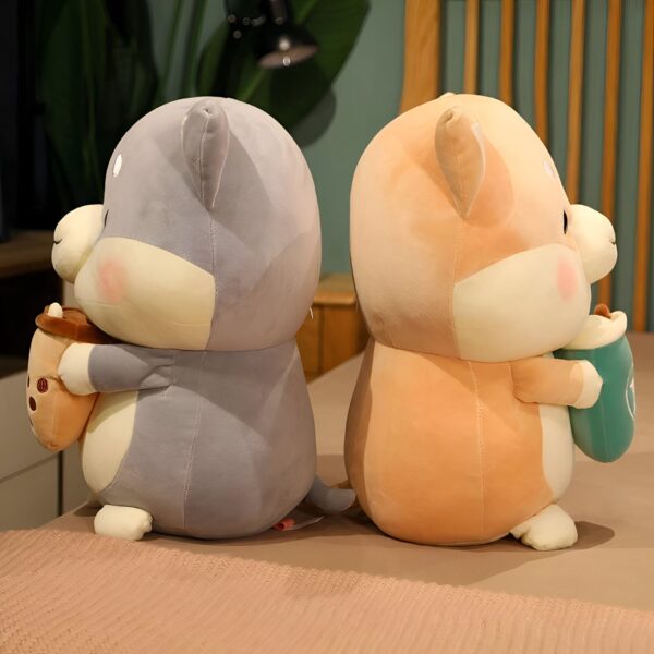 Deux peluches en forme de chien, l'une grise et l'autre beige, tenant chacune une tasse.