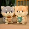 Deux adorables peluches en forme de chien tenant des boissons à bulles.