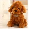 Peluche marron en forme de chien assis avec une étiquette autour du cou.