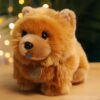 Un adorable chiot en peluche roux avec une langue bleue, portant une médaille en or sur un fond flou.