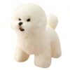 Un adorable petit chien blanc avec de grands yeux noirs et une fourrure douce. Il a l'air heureux et amical.