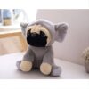 Peluche de carlin gris assis sur une chaise blanche.