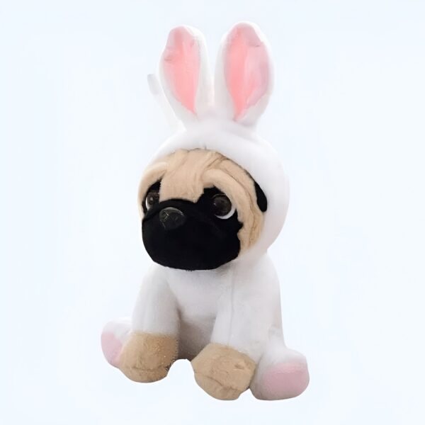 Un carlin en peluche portant un costume de lapin blanc avec des oreilles roses.