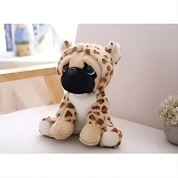 Jolie peluche de bouledogue français portant un costume de guépard.
