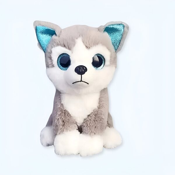 Une peluche de chien Husky gris et blanc avec des yeux bleus brillants assis sur un fond bleu.