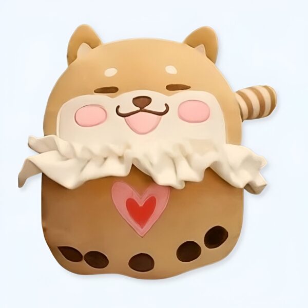 Peluche en forme de boisson à bulles avec un visage de chien Shiba Inu souriant, un cœur rose et une crème fouettée blanche sur le dessus.