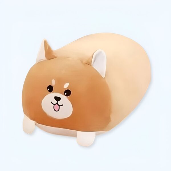 peluche-chien-oreiller-jouet-et-coussin-doux-1a Coussin moelleux en forme de chien de race Shiba Inu, couleur brun foncé. Le chien est souriant avec une langue rose. Il est parfait pour se blottir.