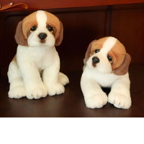 peluche-chien-peluche-realiste-ultra-mignon-2a-2 Deux adorables chiots en peluche, l'un assis et l'autre allongé, sur un fond en bois.