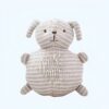 Un chien en peluche gris et blanc avec des rayures. Il a de grands yeux et un nez brun. C'est un jouet idéal pour les bébés.