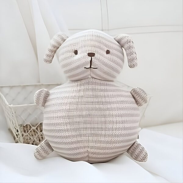 Peluche en forme de chien rayé gris et blanc, idéal pour les enfants.