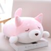 peluche-chien-rose-japonais-peluche-doudou-bebe-jouet-enfant-1a-3 Peluche de chien rose mignon avec les yeux fermés, dormant sur un livre.