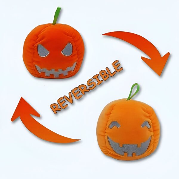 Deux citrouilles en peluche orange, l'une avec un visage effrayant et l'autre avec un visage souriant, montrant qu'elles sont réversibles.