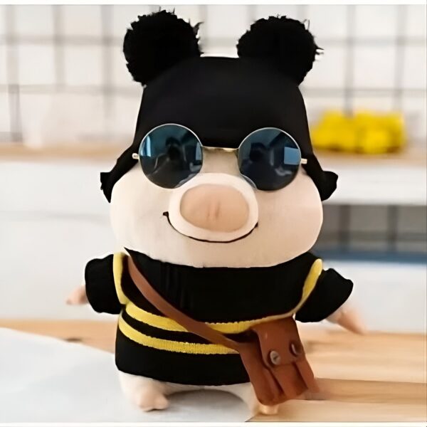 peluche-cochon-a-lunettes-et-pull-abeille-2a-2 Un cochon en peluche portant des lunettes de soleil noires et un pull noir et jaune.