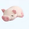 Un petit cochon rose avec un sourire malicieux, allongé sur le ventre.