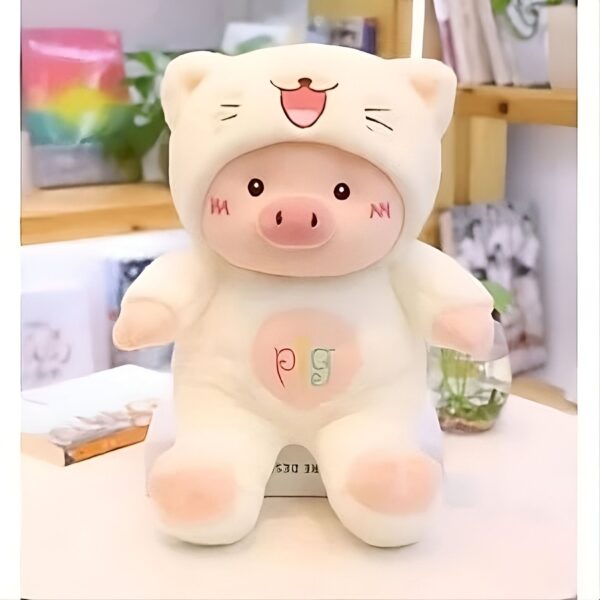 Une peluche de cochon portant un costume de chat avec des oreilles pointues et un sourire.