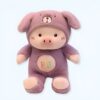 Peluche de cochon violet portant un chapeau de chien avec une inscription "PG" sur le ventre.