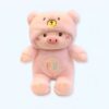 peluche-cochon-deguise-en-ours-jouet-doux-et-moelleux-pour-enfant-1a Peluche rose de cochon avec un chapeau d'ours. Il y a un mot « pig » sur la peluche.