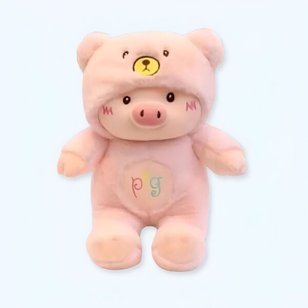peluche-cochon-deguise-en-ours-jouet-doux-et-moelleux-pour-enfant-1a-2 Peluche rose de cochon avec un chapeau d'ours. Il y a un mot « pig » sur la peluche.