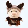Une peluche de cochon portant un chapeau de renne, des lunettes rondes et un pull marron.