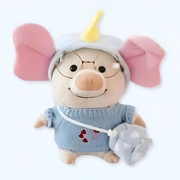 Une peluche de cochon portant un bonnet de licorne, des lunettes et un pull bleu.
