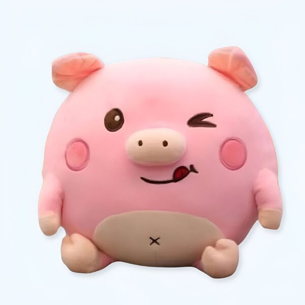 Une peluche rose en forme de cochon avec un sourire espiègle, une petite langue rose qui sort, un œil fermé et l'autre ouvert.