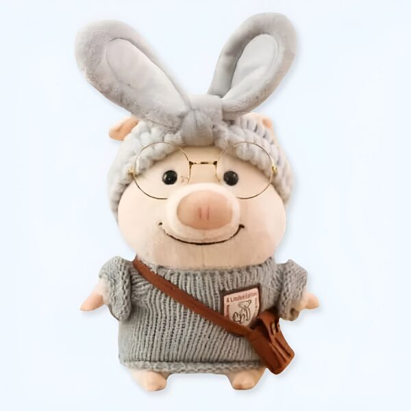 peluche-cochon-grise-avec-lunettes-et-oreilles-de-lapin-cadeau-ideal-1a-2 Une peluche de cochon portant des lunettes rondes, un chapeau tricoté gris avec des oreilles de lapin et un pull gris avec une sacoche.