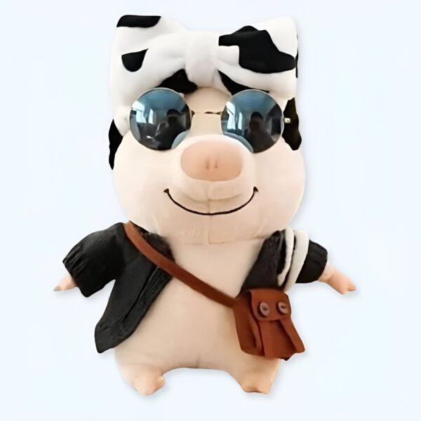 Un cochon en peluche portant des lunettes de soleil rondes, un nœud papillon noir et blanc et un sac à bandoulière marron.