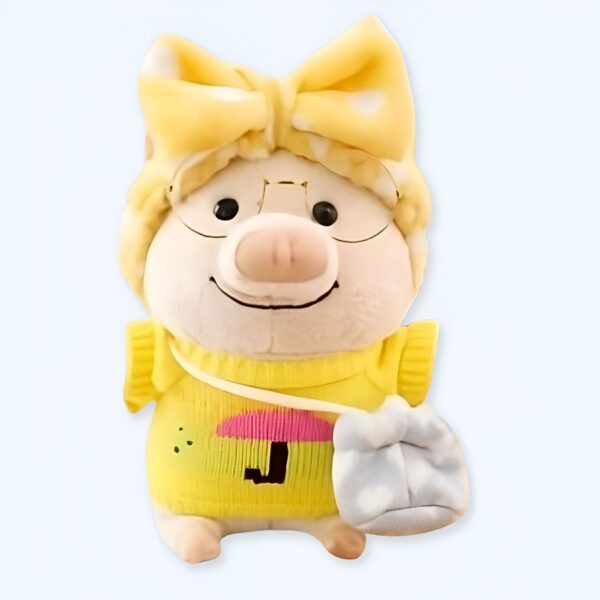 Un cochon en peluche portant un pull jaune avec un parapluie brodé et un sac à main bleu. Il porte un bandeau jaune à pois blancs sur sa tête.