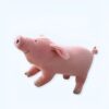 Un cochon rose en peluche, debout sur ses quatre pattes et regardant vers le haut.