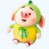 peluche-cochon-kawaii-verte-jouet-doux-et-mignon-1a-2 Un adorable petit cochon en peluche portant une combinaison verte et jaune avec un nœud vert.