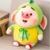 peluche-cochon-kawaii-verte-jouet-doux-et-mignon-2a Peluche de cochon souriant portant un costume vert et jaune avec un nœud vert.