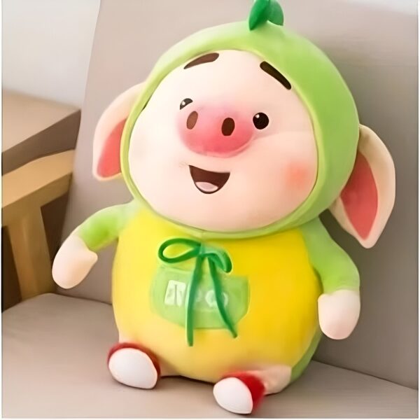 peluche-cochon-kawaii-verte-jouet-doux-et-mignon-2a Peluche de cochon souriant portant un costume vert et jaune avec un nœud vert.